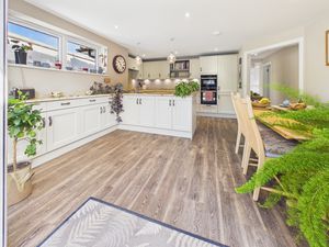 KITCHEN/BREAKFAST ROOM- click for photo gallery